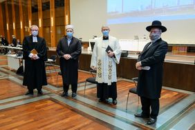 Vor der konstituierenden Sitzung kam der neu gewählte Stadtrat zu einem ökumenischen Gottesdienst zusammen. Geistliche von drei Weltreligionen gestalteten den Gottesdienst. Foto: Michael Gstettenbauer