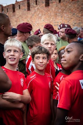 U11 Fortuna Düsseldorf bei der Kranzniederlegung am Mahnmal zum Gedenken an den Kleinen Aufständischen anlässlich des 75 Jahrestages des Warschauer Aufstandes gegen die nationalsozialistische Besatzung