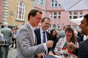 Oberbürgermeister Dr. Stephan Keller (m.) im Gespräch mit Hendrik Wüst (l.), Minister für Verkehr des Landes Nordrhein-Westfalen, Alon Meyer (r.), Präsident des Vereins MAKKABI Deutschland und Andrea Milz, Staatssekretärin für Sport und Ehrenamt des Landes Nordrhein-Westfalen. Foto: Lammert