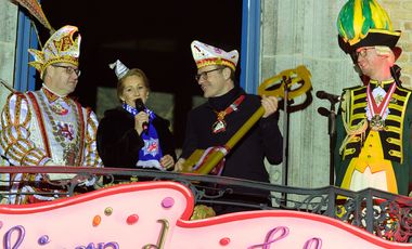 Im Rahmen des "Närrischen Zapfenstreichs" gaben Prinz Dirk II. (l.) und Venetia Uåsa (Dr. Dirk Mecklenbrauck und Uåsa Katharina Maisch) den Rathaus-Schlüssel zurück an OB Dr. Stephan Keller. Foto: Uwe Schaffmeister