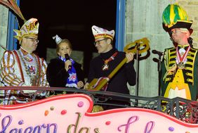 Im Rahmen des "Närrischen Zapfenstreichs" gaben Prinz Dirk II. (l.) und Venetia Uåsa (Dr. Dirk Mecklenbrauck und Uåsa Katharina Maisch) den Rathaus-Schlüssel zurück an OB Dr. Stephan Keller. Foto: Uwe Schaffmeister