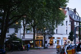 Am Hackenbruch sind im Abschnitt zwischen Richardstraße und Jägerstraße die Reihenleuchten jetzt von Gas auf die Betriebsart Strom umgerüstet worden. © Landeshauptstadt Düsseldorf, Michael Gstettenbauer 