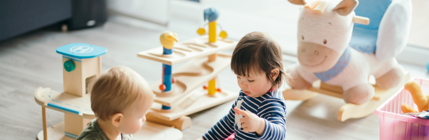 Kleinkinder spielen mit Spielzeug