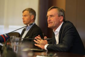 Oberbürgermeister Thomas Geisel erläutert bei einer Pressekonferenz die Erhöhung der städtischen Testkapazitäten auf Corona zum Ferienende. Foto: David Young