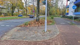 Die aktuelle Situation an der Koblenzer Straße: Es gibt in beiden Fahrtrichtungen keinen Radweg. Radfahrer in südlicher Fahrtrichtung können über den für Radler freigegebenen Gehweg ausweichen. Foto: Amt für Verkehrsmanagement