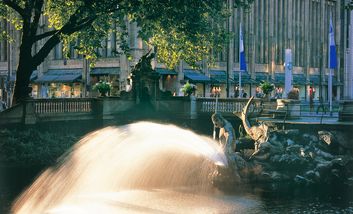 Der wasserspeiende Tritonenbrunnen an der Königsallee