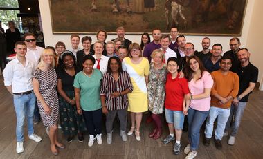 Im Rahmen des Christopher Street Day fand im Rathaus am Freitag, 31. Mai, ein Empfang statt. Bürgermeisterin Klaudia Zepuntke (vorne Mitte) und Diversity-Beauftragte Jana Hansjürgen (2.v.l.) begrüßten im Jan-Wellem-Saal geladene Gäste im Rathaus.