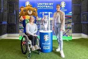 Die Düsseldorfer EURO-Botschafterinnen Sandra Mikolaschek (l.) und Selin Oruz mit Maskottchen Albärt. Foto: Kenny Beele