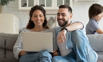 Frau und Mann mit einem Laptop auf dem Sofa © iStock fizkes