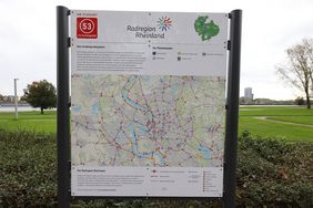 Die neue Knotenpunkttafel mit Übersichtskarte an Knotenpunkt 53 in Oberkassel © Landeshauptstadt Düsseldorf / David Young