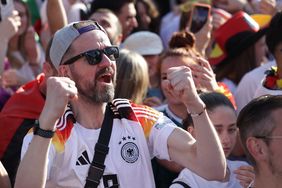 Impressionen aus der Fan Zone Burgplatz in Düsseldorf am Mittwoch, 19. Juni. Foto: David Young