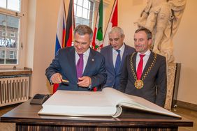 Der Präsident der Republik Tatarstan, Rustam Minnikhanov, mit Übersetzer und Oberbürgermeister Thomas Geisel (von links) nach dem Eintrag in das Goldene Buch der Stadt im Rathaus, Foto: Malte Krudewig.