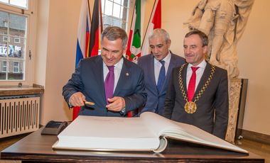 Der Präsident der Republik Tatarstan, Rustam Minnikhanov, mit Übersetzer und Oberbürgermeister Thomas Geisel (von links) nach dem Eintrag in das Goldene Buch der Stadt im Rathaus, Foto: Malte Krudewig.