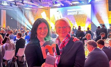 Den immobilienmamager-Award 2022 für die Landeshauptstadt Düsseldorf nahmen Beigeordnete Cornelia Zuschke und Ariane Künster, Leiterin des Liegenschaftsamtes, entgegen