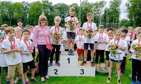 Siegerehrung Petit Départ am 2.6.18 im Rather Waldstadion mit Bürgermeisterin Klaudia Zepuntke