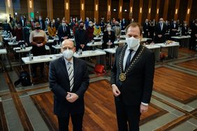 Ratsherr Hanno Bremer (l.) nahm als Alterspräsident die Einführung des neuen Oberbürgermeisters Dr. Stephan Keller ins Amt vor mit Vereidigung und Anlegen der Amtskette. Foto: Michael Gstettenbauer