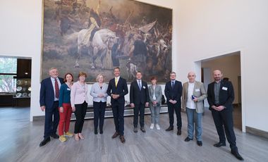 Bürgermeister Josef Hinkel (5.v.l.) mit der Stipendiatengruppe des Europanetzwerks Deutsch des Goethe-Instituts im Jan-Wellem-Saal des Düsseldorfer Rathauses