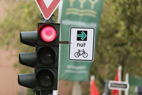 So sehen die neuen Grünpfeil-Schilder für Radler an den Ampeln aus. Foto: Ingo Lammert 