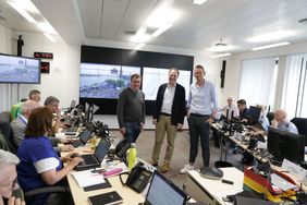 OB Dr. Stephan Keller (Mitte) ließ sich von den Projektleitern Thomas Neuhäuser (r.) und Thomas Hußmann (l.) das HCOC zeigen. Foto: Ingo Lammert