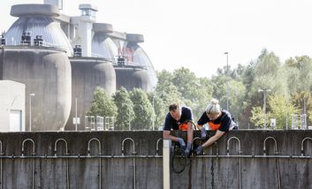Umwelttechnolog*in für Abwasserbewirtschaftung bei der Arbeit