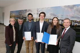 V.l.: Die Vorstandsvorsitzenden der MTZ-Stiftung Monika und Thomas Zimmermann, Preisträger Dr. Sanil Bhatia, MTZ-Olympionik Anton Schüle, Preisträgerin Linda Lorenz und Oberbürgermeister Thomas Geisel. Foto: Ingo Lammert