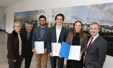 V.l.: Die Vorstandsvorsitzenden der MTZ-Stiftung Monika und Thomas Zimmermann, Preisträger Dr. Sanil Bhatia, MTZ-Olympionik Anton Schüle, Preisträgerin Linda Lorenz und Oberbürgermeister Thomas Geisel. Foto: Ingo Lammert