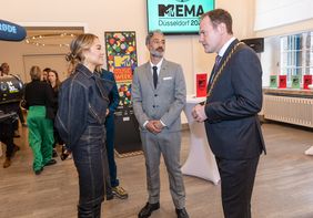 Nur einen Tag bevor sie heute Abend die MTV Europe Music Awards live aus dem PSD-Bank-Dome in Rath moderieren, besuchten die Weltstars Rita Ora und ihr Mann Taika Waititi Oberbürgermeister Dr. Stephan Keller im Düsseldorfer Rathaus.