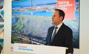 Oberbürgermeister Dr. Stephan Keller bei der Präsentation am zweiten Messetag auf der MIPIM in Cannes; Fotos: LH Düsseldorf 