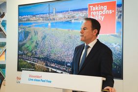 Oberbürgermeister Dr. Stephan Keller bei der Präsentation am zweiten Messetag auf der MIPIM in Cannes; Fotos: LH Düsseldorf 