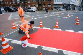 Am Dienstag, 2. April, ist mit der Roteinfärbung von bestehenden Radwegen an der Kreuzung Oberbilker Allee/Kruppstraße begonnen worden. © Landeshauptstadt Düsseldorf |  Michael Gstettenbauer 