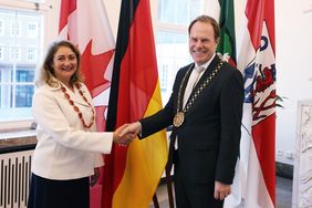 Oberbürgermeister Dr. Stephan Keller empfing die Konsulin von Kanada, Ladan Amirazizi, am Mittwoch, 25. Februar 2026, zum Antrittsbesuch im Rathaus. Foto: LHD/David Young