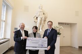 Oberbürgermeister Dr. Stephan Keller überreichte mit Kurt Nellessen (l.), Vorsitzender des Vereins "Düsseldorf am Ruder e.V.", einen Scheck über 35.000 Euro an Heike Heymann-Pfeiffer, Geschäftsführerin der Krebsgesellschaft NRW e.V.. Foto: Lammert