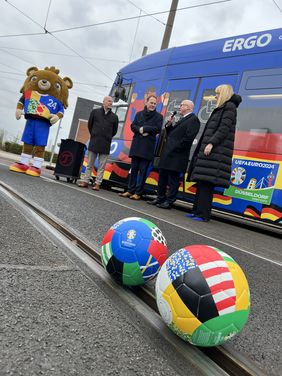 Oberbürgermeister Dr. Stephan Keller, ERGO-Vorstandsvorsitzender Dr. Markus Rieß und Annette Grabbe (Sprecherin des Vorstandes der Rheinbahn) bei der Präsentation der deutschen EURO-Willkommensbahn. Foto: Lucas Hirtz