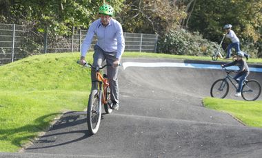 Auch Stadtdirektor und Sportdezernent Burkhard Hintzsche drehte eine Runde auf dem Pumptrack