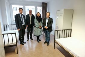 Eröffneten die neue Notschlafstelle (v.l.): Stadtdirektor Burkhard Hintzsche, Peter Hinz, Geschäftsführer "franzfreunde", Amtsleiterin Miriam Koch und Jürgen Plitt, Leiter Geschäftsbereich Wohnungslosenhilfe der "franzfreunde"; Foto: Gstettenbauer 