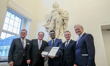 Nach der Preisverleihung: Prof. Dr. Frank Ulrich Montgomery (Präsident der Bundesärztekammer), Josef Klüh, Preisträger Prof. Dr. med. James Nagarajah, Oberbürgermeister Thomas Geisel und Prof. Coordt von Mannstein (Beiratsvorsitzender der Klüh-Stiftung), Foto: Michael Gstettenbauer.