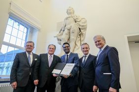 Nach der Preisverleihung: Prof. Dr. Frank Ulrich Montgomery (Präsident der Bundesärztekammer), Josef Klüh, Preisträger Prof. Dr. med. James Nagarajah, Oberbürgermeister Thomas Geisel und Prof. Coordt von Mannstein (Beiratsvorsitzender der Klüh-Stiftung), Foto: Michael Gstettenbauer.