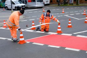 Wie hier an der Kreuzung Oberbilker Allee/Kruppstraße werden ab sofort an 13 Verkehrsknoten Radverkehrsfurten rot eingefärbt. Foto: Michael Gstettenbauer