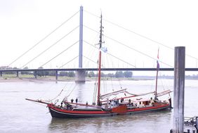 Als eines der letzten Segelfrachtschiffe, die den Rhein befuhren, wurde der Zweimaster bis in die Details seines Erbauungsjahres 1875 restauriert. So hat der Besuch der Stevenaak "Helena" Seltenheitswert. 