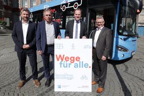 Stellten Einzelheiten zur neuen Marke "Wege für alle" vor: Rolf Neumann, CMD, Jochen Kral, Mobilitätsdezernent, Oberbürgermeister Dr. Stephan Keller und Michael Richarz, Rheinbahn (v.l.). Foto: David Young