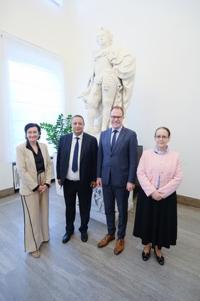 OB Dr. Stephan Keller (2.v.r.) mit der Beigeordneten Miriam Koch, Achraf Berrazouk (stellv. Bürgermeister Marrakesch) und Generalkonsulin Boutaina Bouabid (v.l.). Foto: Michael Gstettenbauer