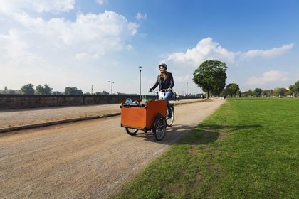 Lastenradfahrerin im Düsseldorfer Rheinpark