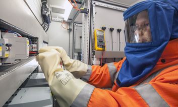 Elektroniker*in bei der Arbeit
