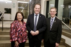 Oberbürgermeister Dr. Stephan Keller (Mitte) mit den beiden ehemaligen Kongressabgeordneten Martha Roby und Ben McAdams, Foto: Lammert.