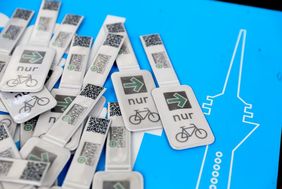 Mit Accessoires für Radfahrende macht die Verkehrswacht auf die geltenden Regeln an den grünen Pfeilen für Radler aufmerksam. Der QR-Code führt zu den Bestimmungen. Foto: Ingo Lammert 