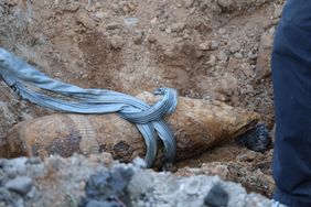 Die bei Sondierungsarbeiten in Düsseldorf-Oberbilk gefundene Artilleriegranate aus dem Zweiten Weltkrieg konnte am Mittwoch, 27. Mai 2026, erfolgreich kontrolliert gesprengt werden.