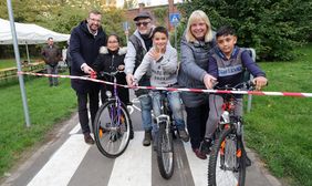 v.l. Ratsmitglied Philipp Tacer, Spielplatzbetreuer Charles Dietrich und Bezirksbürgermeisterin Marina Spillner eröffneten mit (v.l.) Naima (10), Amin (8) und Mohammed (9) den neuen Übungsplatz auf dem Anna-Spielplatz an der Annastraße in Pempelfort