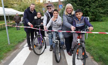 v.l. Ratsmitglied Philipp Tacer, Spielplatzbetreuer Charles Dietrich und Bezirksbürgermeisterin Marina Spillner eröffneten mit (v.l.) Naima (10), Amin (8) und Mohammed (9) den neuen Übungsplatz auf dem Anna-Spielplatz an der Annastraße in Pempelfort