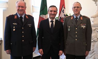 Oberbürgermeister Thomas Geisel (Mitte) mit Brigadegeneral Peter Gorgels (links) und seinem Nachfolger, Brigadegeneral Torsten Gersdorf, Foto: David Young. 