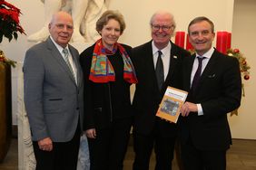 Stellten das Buch vor (v.l.): Vereinsvorsitzender Manfred Hill, Autorin Dr. Nina Sträter, Prorektor Prof. Dr. Dr. Volker Kalisch un OB Thomas Geisel. Foto: David Young